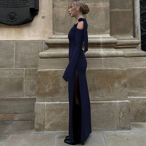 Détail de la fente latérale et de la coupe ajustée de la robe bleu marine à épaules dénudées