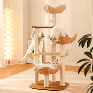 Arbre à chat multi-niveaux avec paniers tressés et poteaux à griffer pour chats actifs