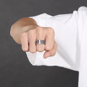 Bague vintage pour hommes en acier titane avec motif fleur de croix évidée style rétro