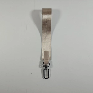 Dettaglio cinturino da polso intrecciato beige con gancio in metallo e inserto in pelle
