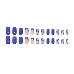 Faux ongles bleus style français avec motifs floraux et forme carrée-arrondie élégante