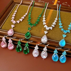 Dettaglio di parure con collana e orecchini in zircone a goccia in quattro colori