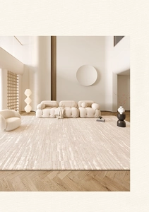 Detalle de textura de alfombra crema con ondas verticales sobre suelo de madera en espiga