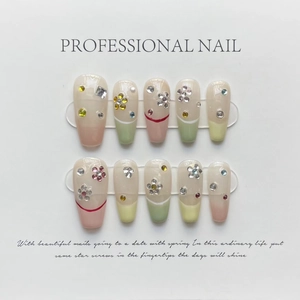 Détails de faux ongles French roses avec strass multicolores et motifs floraux en bijoux