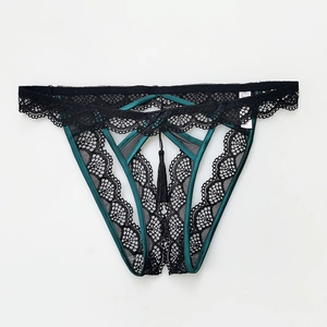 Sexy perizoma in pizzo verde scuro da donna con bordo nero ed elegante ciondolo a nappa