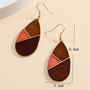 Vue détaillée des boucles d'oreilles en bois avec dimensions 6,4 cm de long et 2,2 cm