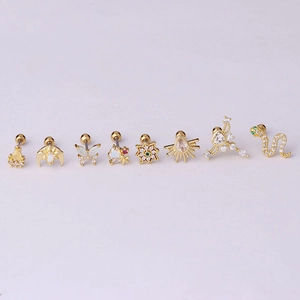 Lot de 8 puces d'oreilles en acier doré avec oxydes de zirconium sur fond violet