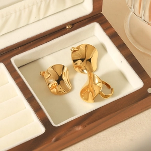 18k gold plated stainless steel jewelry set with wavy textured ring and earrings