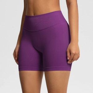 Détail du short de fitness sans couture violet à taille haute avec large ceinture côtelée