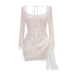Détail de la robe en dentelle blanche montrant les baleines et la broderie florale