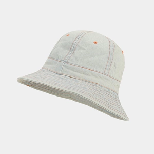 Détail du chapeau bob en denim bleu clair avec coutures contrastées orange et œillets