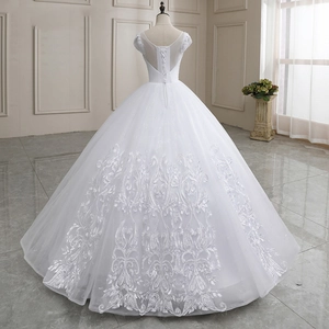 Robe de mariée élégante en dentelle blanche avec longue traîne et dos nu à lacets