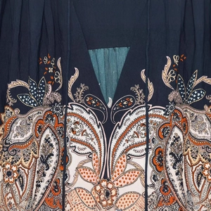 Chemisier femme bleu foncé à motif cachemire avec col en V et détails bohèmes