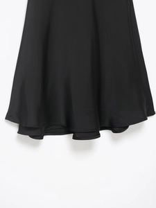 Detail des schwarzen Satin-Saums mit elegantem Faltenwurf und dezentem Innenfutter