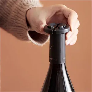 Coupe-capsule manuel pour bouteille de vin en plastique noir utilisé sur une bouteille