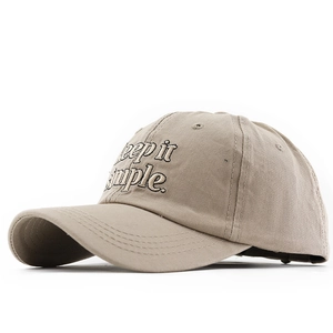 Dettaglio del ricamo 'keep it simple' su un cappellino in cotone kaki vintage
