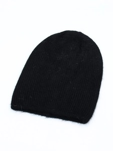 Détail du bonnet en maille noire montrant la texture côtelée et le matériau en laine