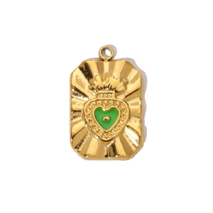 Détail du pendentif rectangulaire doré avec relief de cœur vert et de couronne