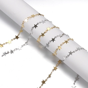 Minimalist 9mm star-shaped stainless steel chains in gold and silver finish on white stand