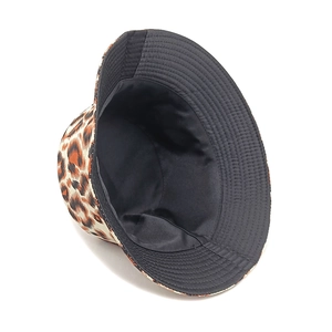 Dettaglio del cappello alla pescatora leopardato con cuciture a tesa larga e fodera nera