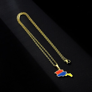 Collier avec pendentif carte Arménie en acier inoxydable doré aux couleurs émail tricolore