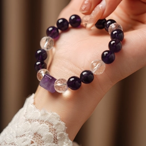 Vue macro de perles en cristal blanc et d'une améthyste carrée sur le bracelet chic