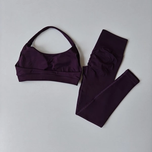 Dettaglio completo completo yoga viola senza cuciture con reggiseno halter e leggings scrunch