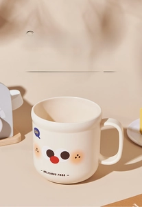 Gros plan d'un mug mignon style crème avec visage de dessin animé pour enfants