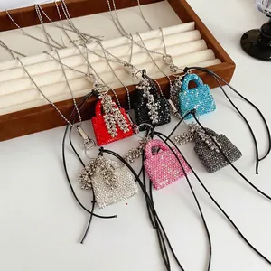 Ensemble de six breloques de sac à main en strass colorés sur un plateau à bijoux de luxe