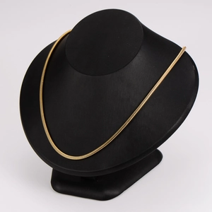 Élégant collier chaîne serpent en acier inoxydable doré présenté sur un buste mannequin noir