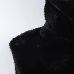Detailansicht der weichen schwarzen Kunstfell-Textur mit hoher Dichte und flauschiger Optik