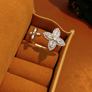 Détail de la bague trèfle en zircon avec pierres marquise dans un écrin en velours
