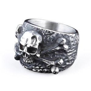 Bague tête de mort punk en acier inoxydable avec finition martelée vintage sur fond blanc