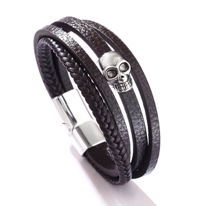 Bracelet multicouche en cuir marron style punk avec crâne argenté et fermoir magnétique