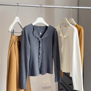Schlank geschnittene V-Ausschnitt Strickjacke mit Rüschen und langen Ärmeln für Damen