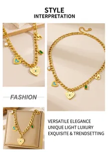 Dettaglio della collana a catena dorata con ciondoli a cuore in smalto colorato e pietre