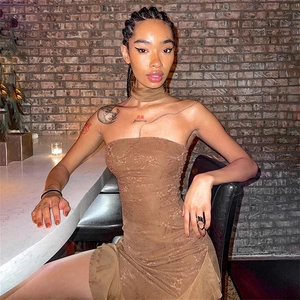 Détail de la robe bustier marron avec motifs en dentelle et design de taille ajustée