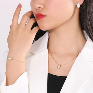 Parure de bijoux dorés avec pierres de zircon ovales comprenant collier bracelet et boucles