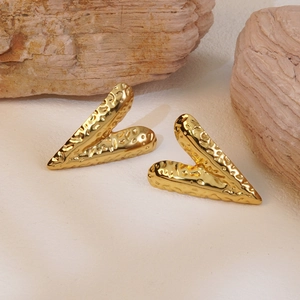 Minimalist 18k gold plated stainless steel hammered V-shaped stud earrings for women