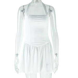 Détail de la robe dos nu blanche avec jupe plissée et design sans manches à dos ouvert