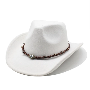 Dettaglio cappello cowboy in lana bianca con fascia in pelle e decoro malocchio