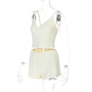 Détail du haut à col en V et du short assorti en tissu de coton beige doux et confortable