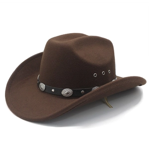 Chapeau de cowboy classique en feutre marron foncé avec bande cloutée et boucle métallique