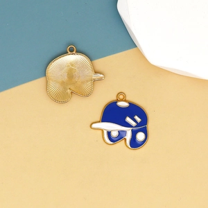 Detailansicht der Vorder- und Rückseite blauer Emaille-Baseballhelm-Anhänger für Schmuck