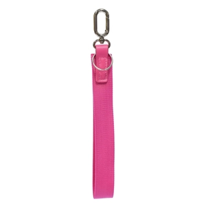 Dettaglio di un cinturino da polso in nylon rosa con gancio girevole in metallo su bianco