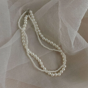 Élégant collier de perles blanches à deux rangs avec fermoir argenté et chaîne réglable