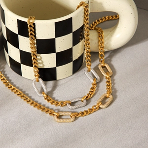 Dettaglio della collana a catena cubana bicolore oro e argento con zirconi incastonati