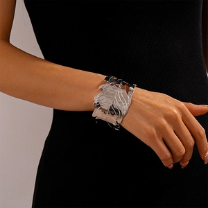 Vue détaillée du bracelet jonc ouvert argenté en forme de feuille avec finition polie