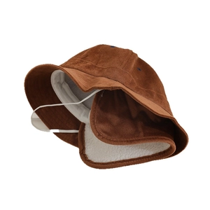 Bob en velours côtelé marron avec doublure polaire blanche et mentonnière élastique