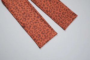 Détail de sangles en tissu à motif léopard marron doux sur fond gris clair professionnel